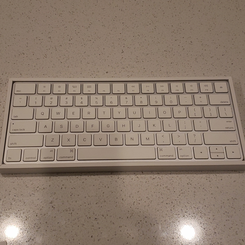 Apple Magic Keyboard - Picture 2 of 5